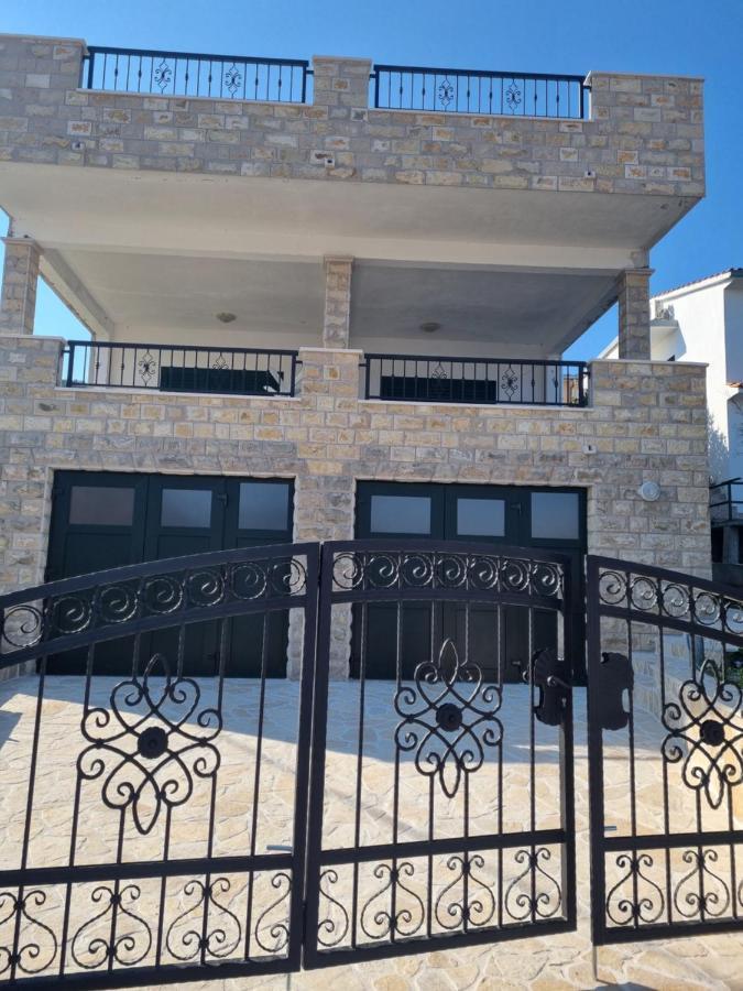 Apartmani Tamaris Vinisce Bagian luar foto