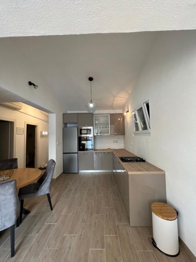 Apartmani Tamaris Vinisce Bagian luar foto